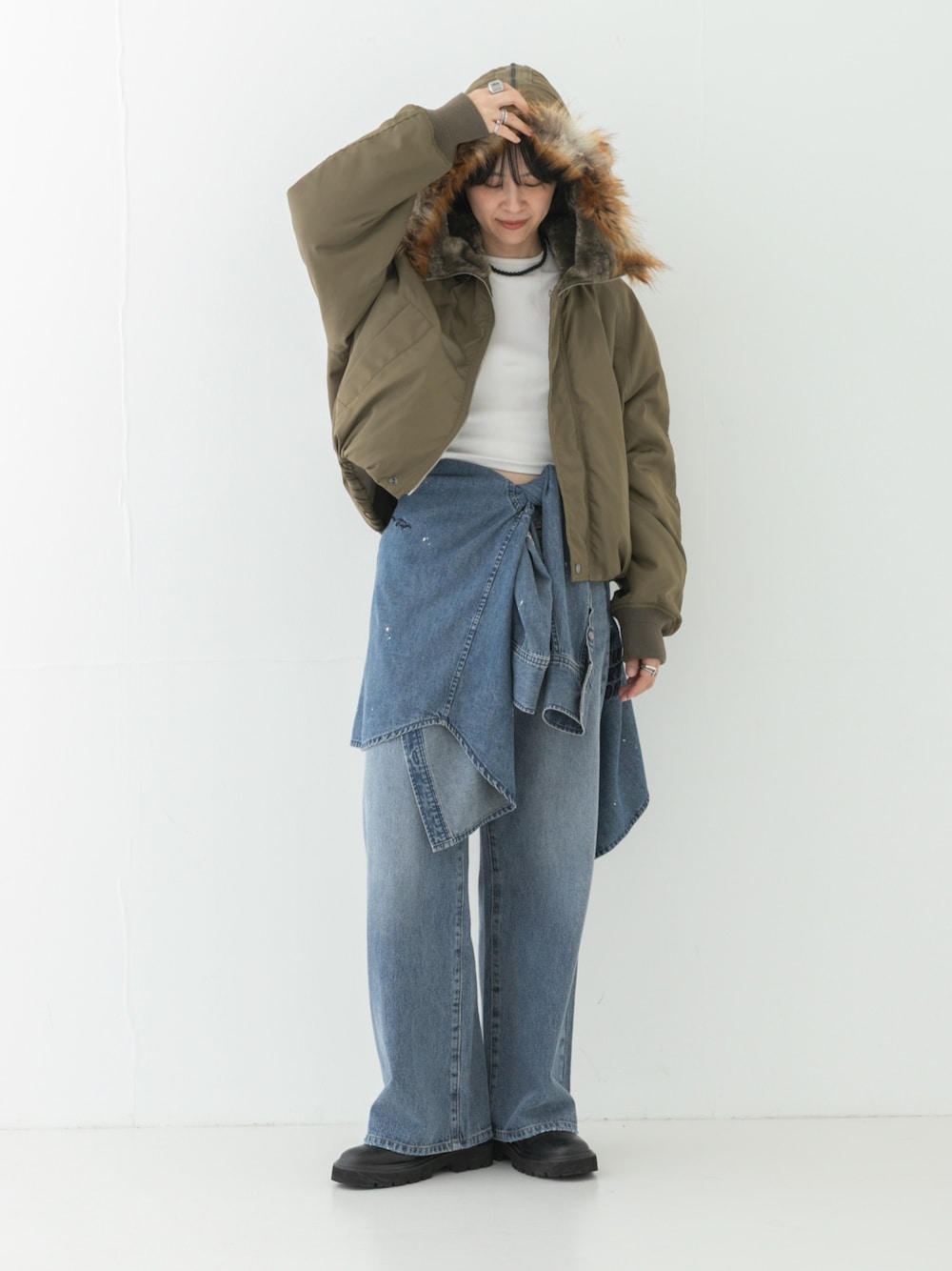 ブルー系のシャツ/ブラウス、ブルー系のデニムパンツ、ブラウン系のダウンジャケット/コートを着用したレディースの夏コーディネートの1枚目の写真