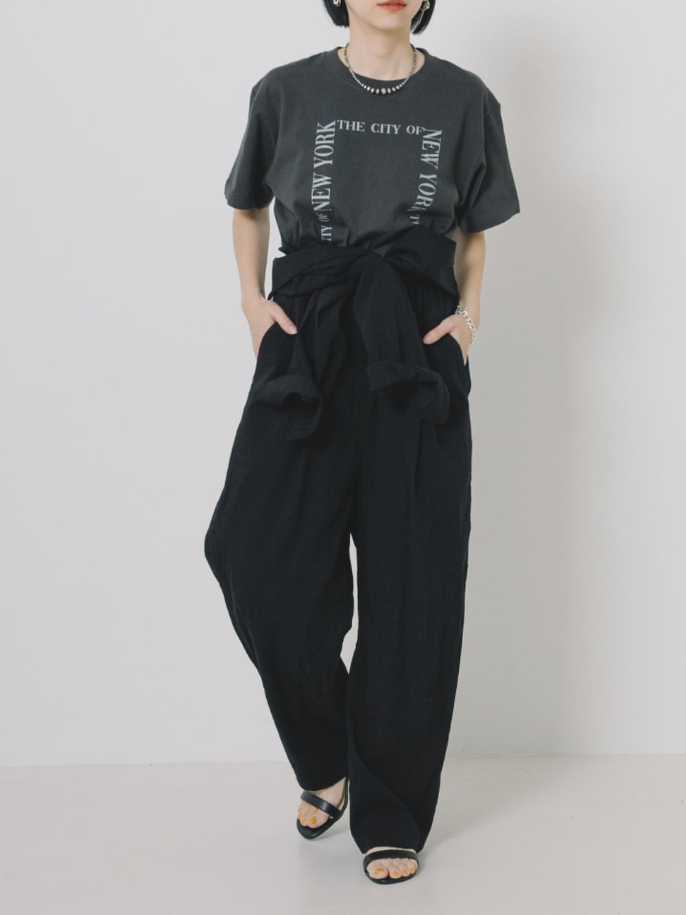 ブラック系のTシャツ/カットソー、ブラック系のサロペット/オーバーオールを着用したレディースの冬コーディネートの1枚目の写真