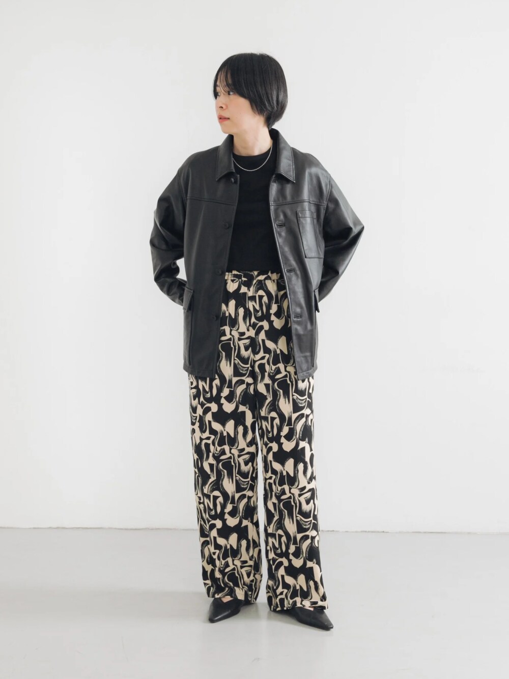 ブラック系のTシャツ/カットソー、ブラック系のその他アウター、ブラック系のその他パンツを着用したレディースの夏コーディネートの1枚目の写真