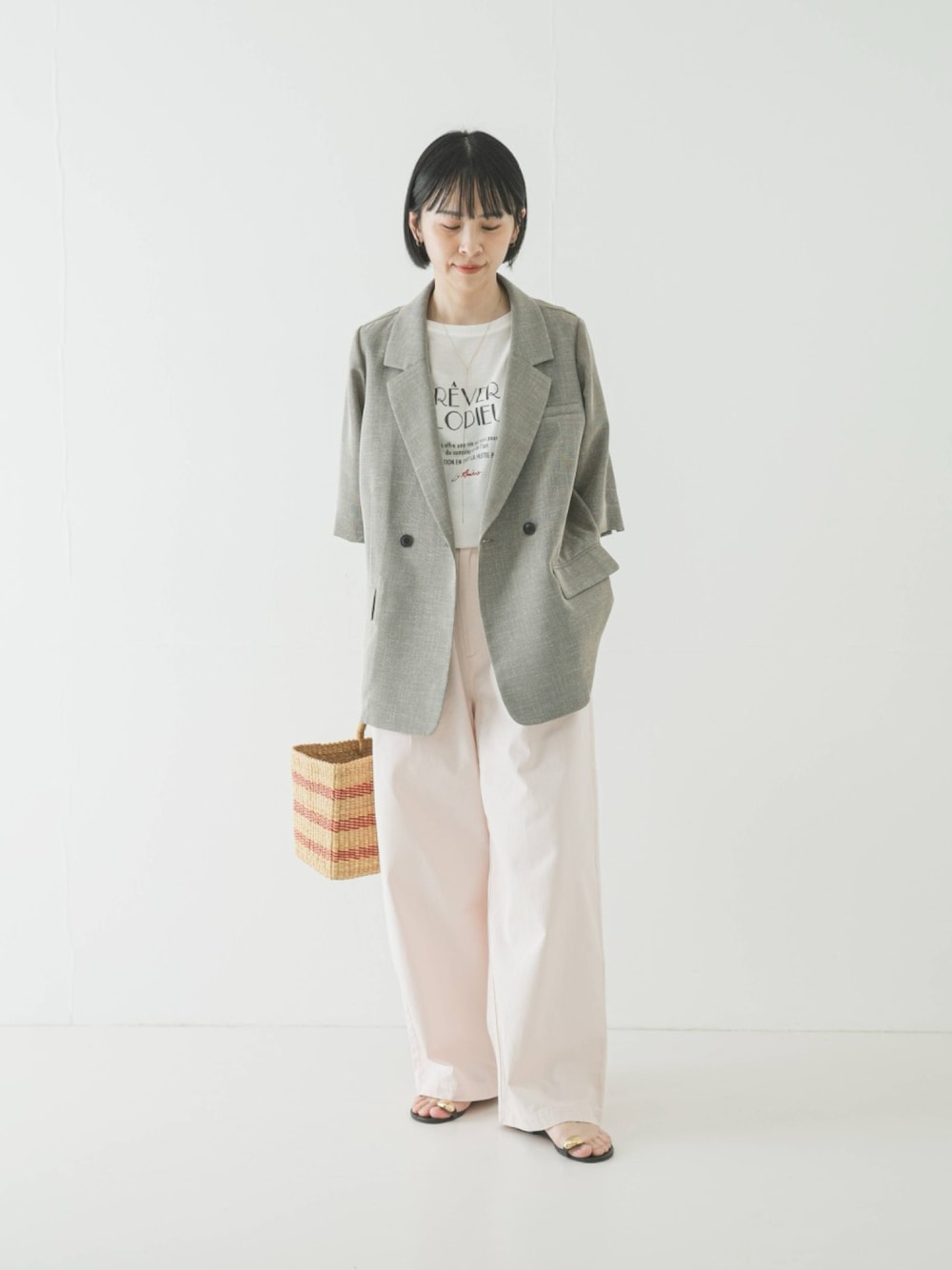 ピンク系のその他パンツ、ベージュ系のその他アウター、その他のTシャツ/カットソーを着用したレディースの春コーディネートの1枚目の写真