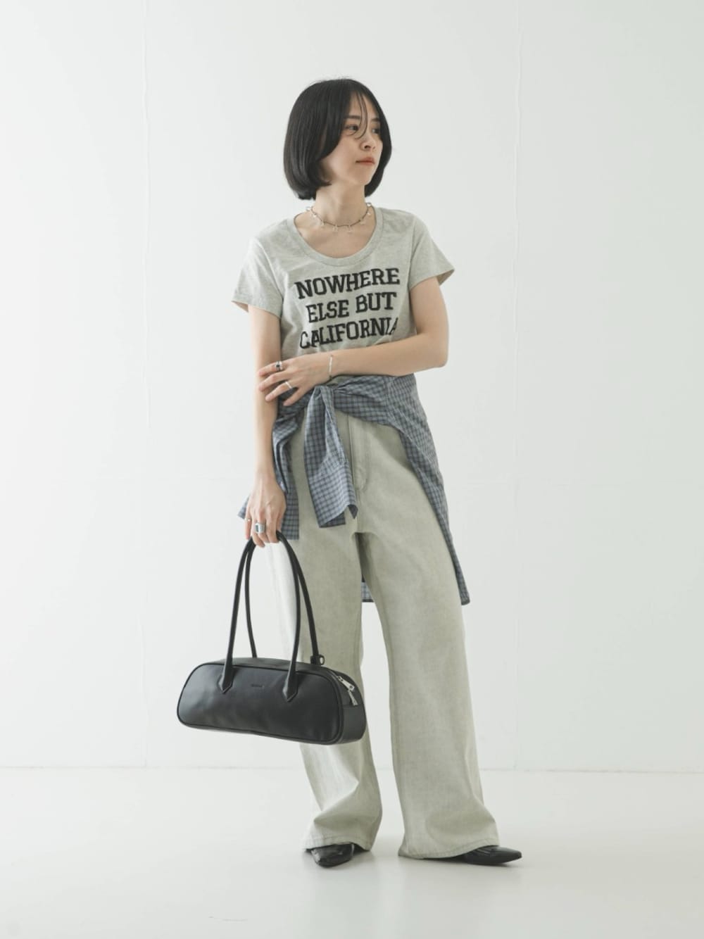 グレー系のTシャツ/カットソー、ブルー系のシャツ/ブラウス、グレー系のデニムパンツを着用したレディースの春コーディネートの1枚目の写真