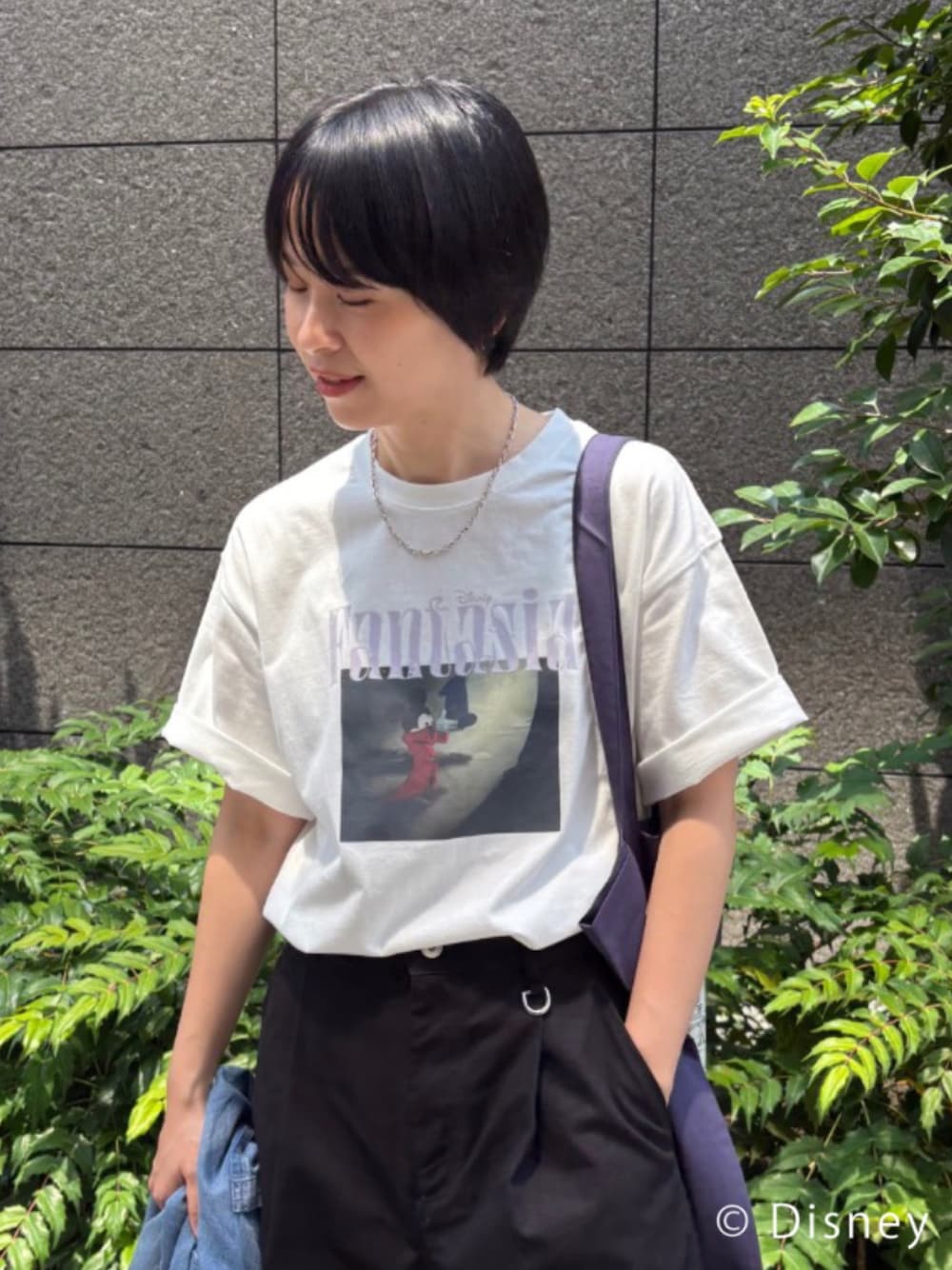 その他のTシャツ/カットソー、その他のトートバッグ、ブラック系のその他パンツを着用したレディースの夏コーディネートの1枚目の写真