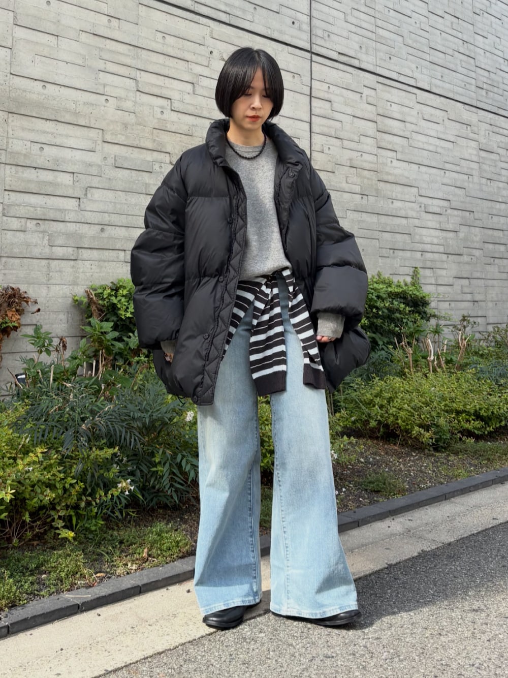 ブラック系のローファー、グリーン系のニット/セーター、グレー系のニット/セーターを着用したレディースの秋コーディネートの1枚目の写真