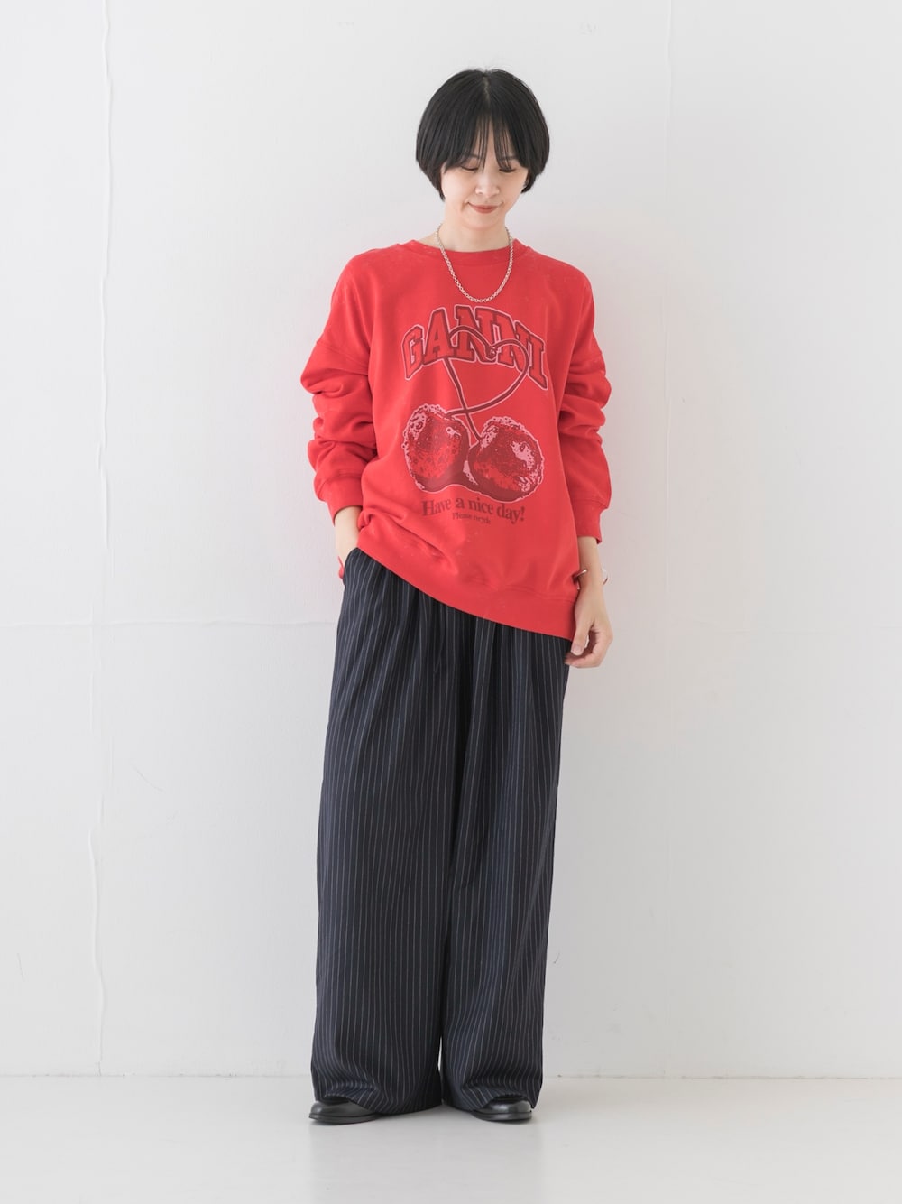 レッド系のスウェット、ブルー系のその他パンツを着用したレディースの夏コーディネートの1枚目の写真