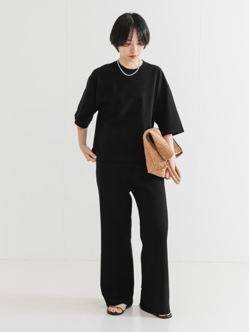 ブラック系のサンダル、ブラック系のTシャツ/カットソー、ブラック系のその他パンツを着用したレディースの夏コーディネートの1枚目の写真