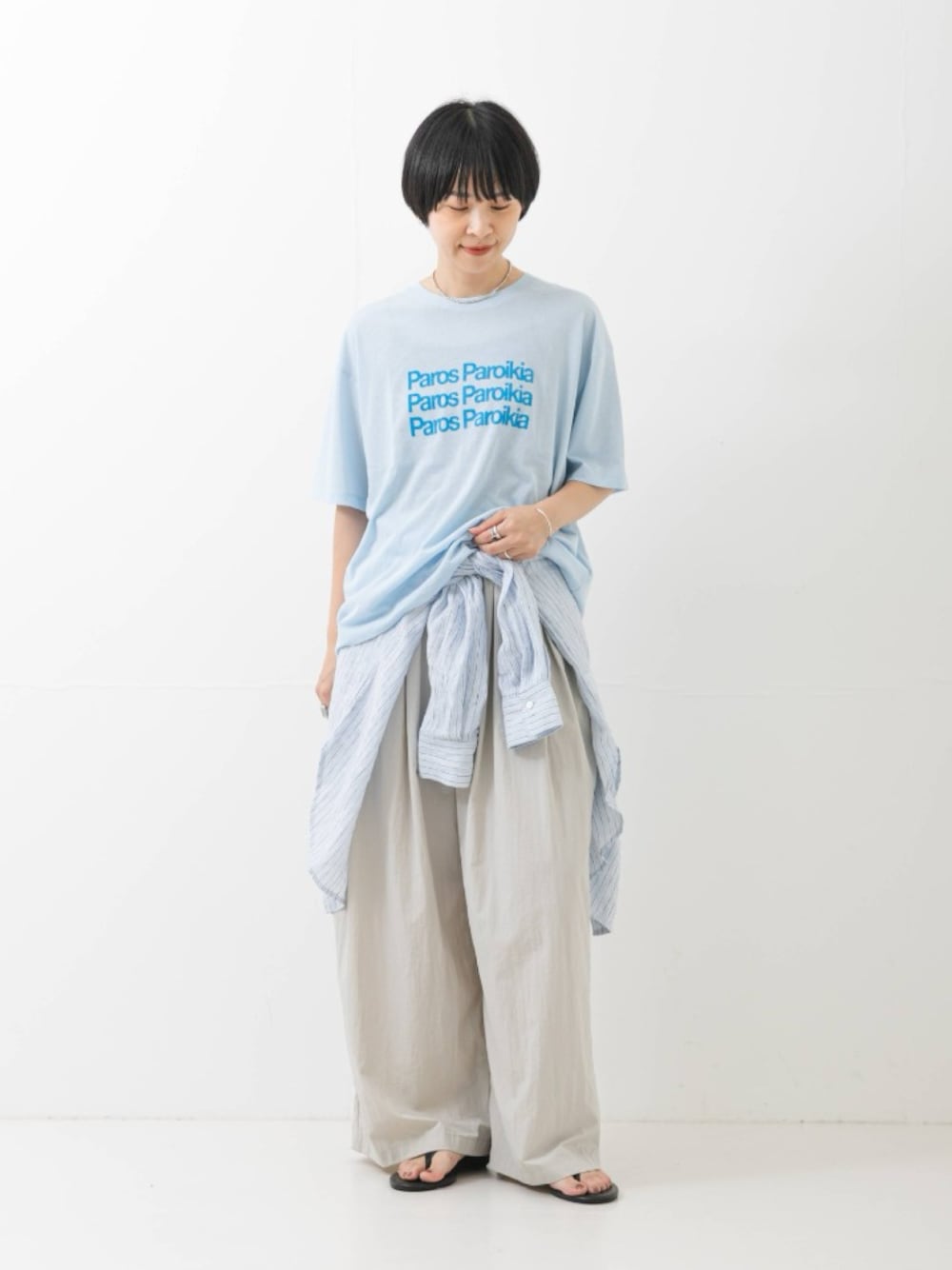 ブルー系のTシャツ/カットソー、ブルー系のシャツ/ブラウス、グレー系のその他パンツを着用したレディースの夏コーディネートの1枚目の写真