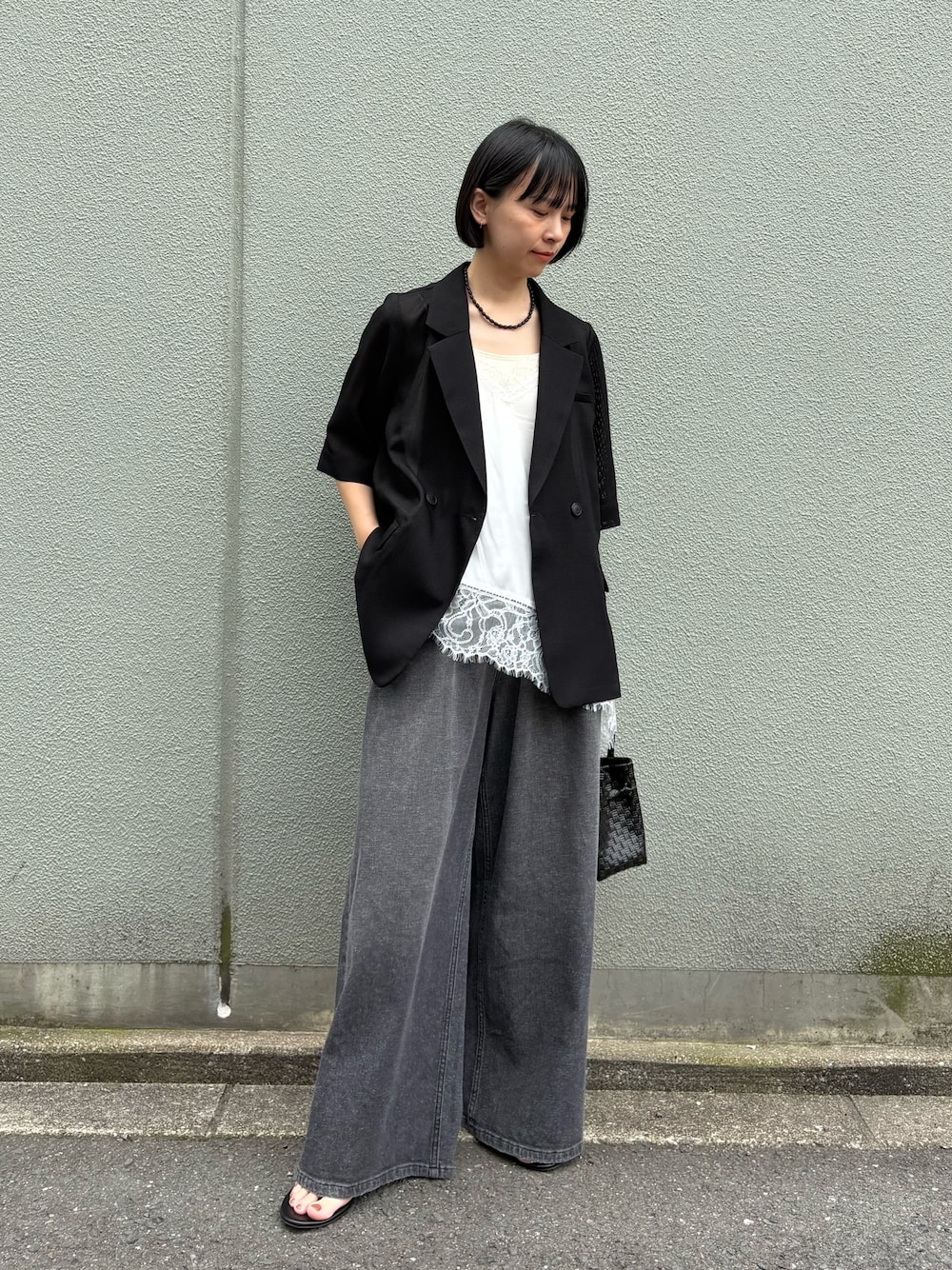 ブラック系のデニムパンツ、ブラック系のトートバッグ、ブラック系のその他アウターを着用したレディースの夏コーディネートの1枚目の写真