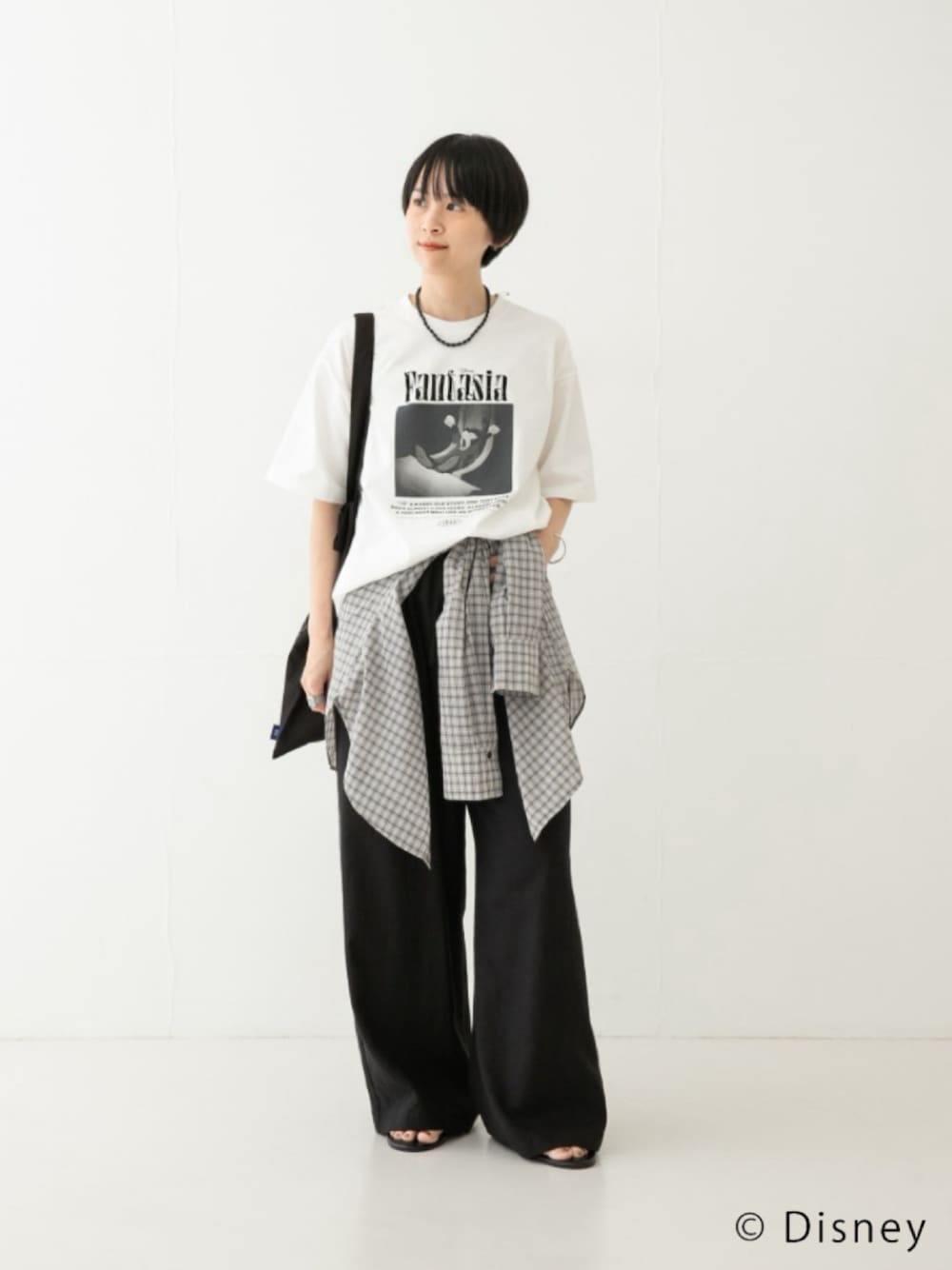 その他のTシャツ/カットソー、その他のトートバッグを着用したレディースの夏コーディネートの1枚目の写真