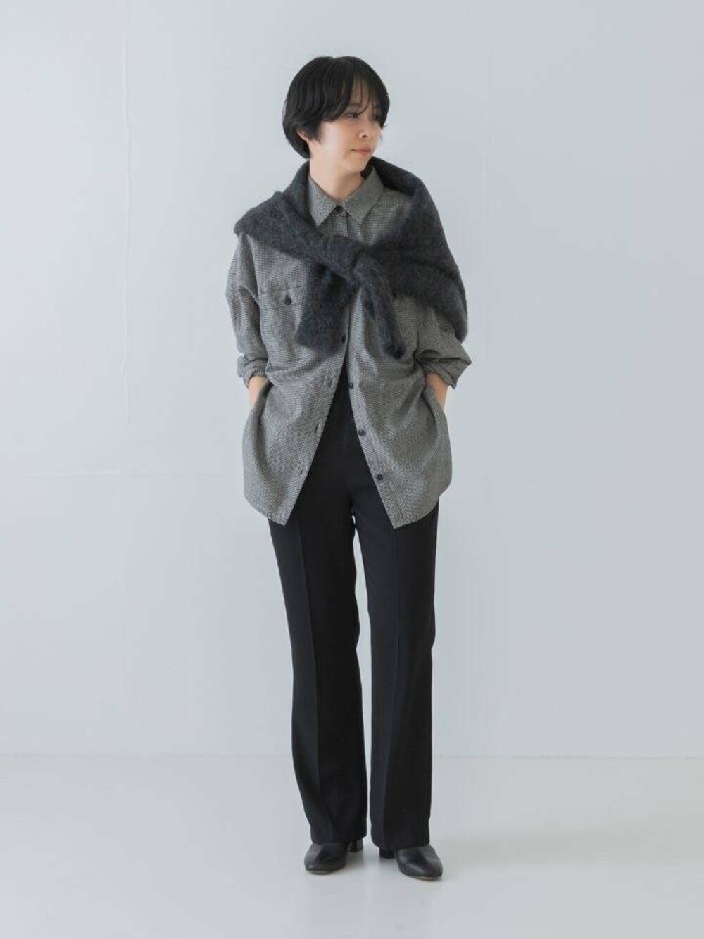 ブラック系のその他パンツ、ブラック系のシャツ/ブラウス、ブラック系のブーツを着用したレディースの秋コーディネートの1枚目の写真