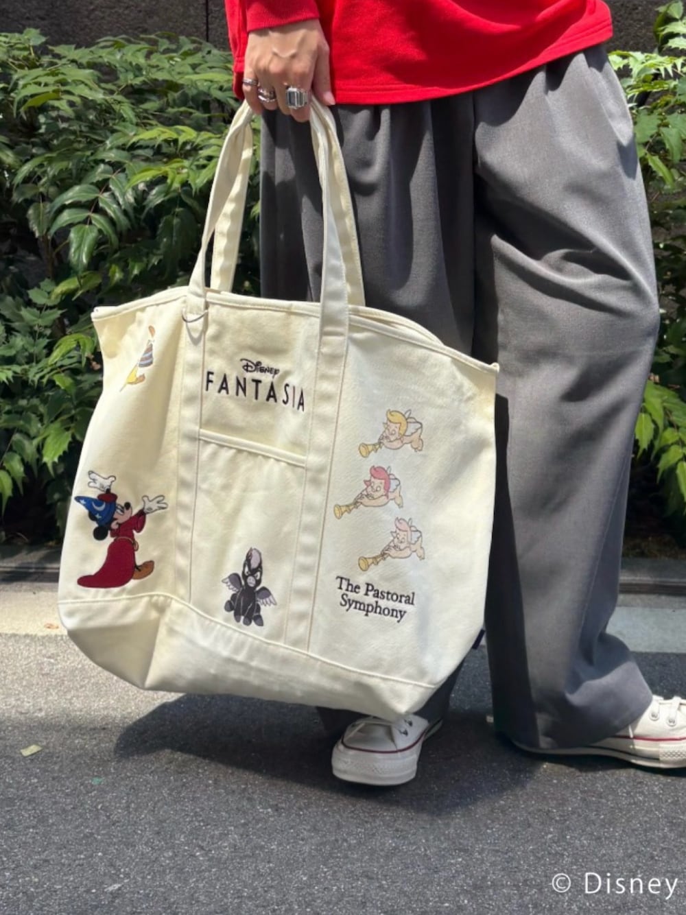 レッド系のスウェット、グレー系のその他パンツ、その他のトートバッグを着用したレディースの夏コーディネートの1枚目の写真
