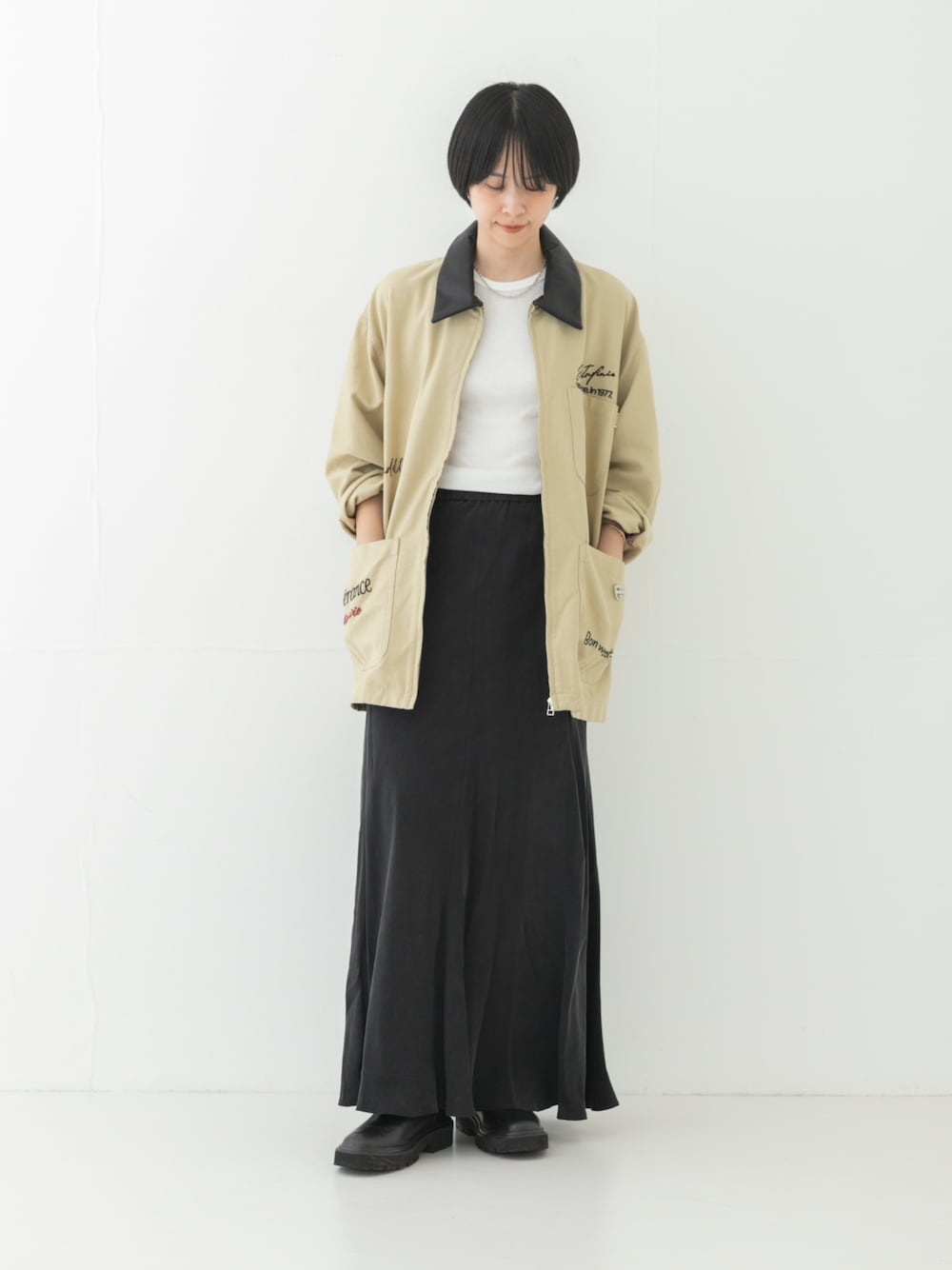 ベージュ系のカバーオール、ホワイト系のTシャツ/カットソー、グレー系のスカートを着用したレディースの夏コーディネートの1枚目の写真