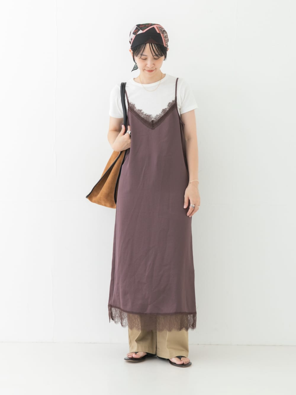 ホワイト系のTシャツ/カットソー、ブラウン系のワンピース、ブラウン系のトートバッグを着用したレディースの夏コーディネートの1枚目の写真