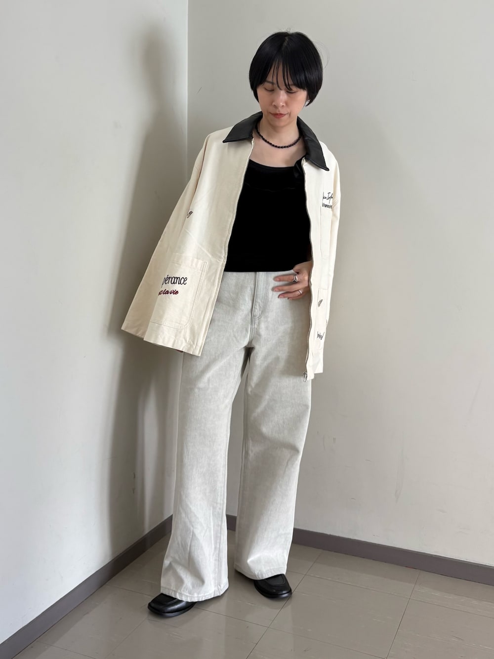ベージュ系のカバーオール、グレー系のデニムパンツ、ブラック系のその他トップスを着用したレディースの夏コーディネートの1枚目の写真