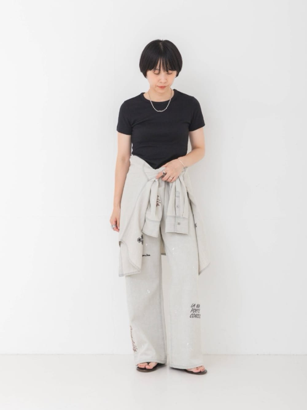 ブラック系のTシャツ/カットソー、グレー系のシャツ/ブラウス、グレー系のその他パンツを着用したレディースの夏コーディネートの1枚目の写真