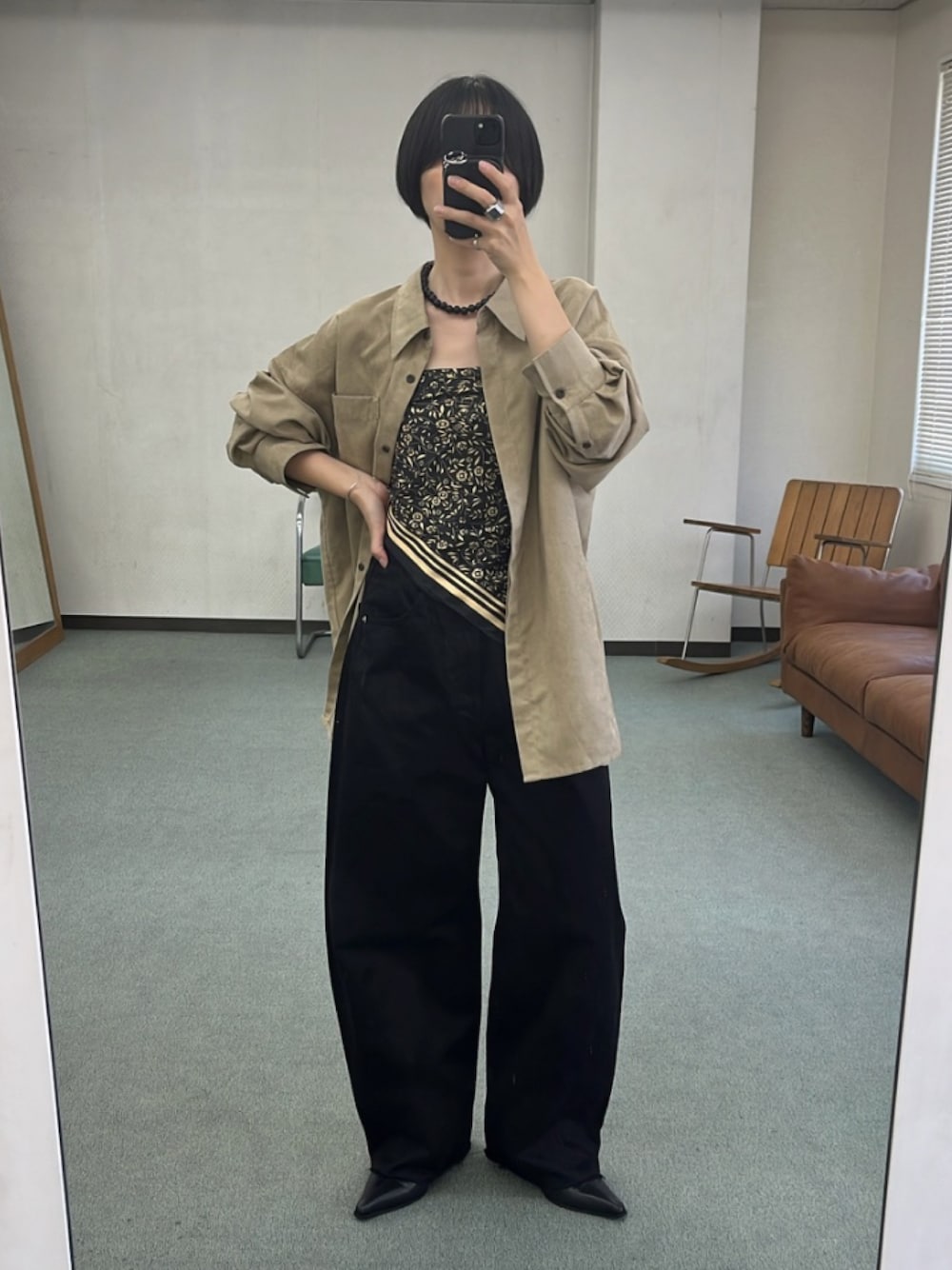 ブラック系のその他パンツ、ベージュ系のシャツ/ブラウス、ブラック系のブーツを着用したレディースの夏コーディネートの1枚目の写真