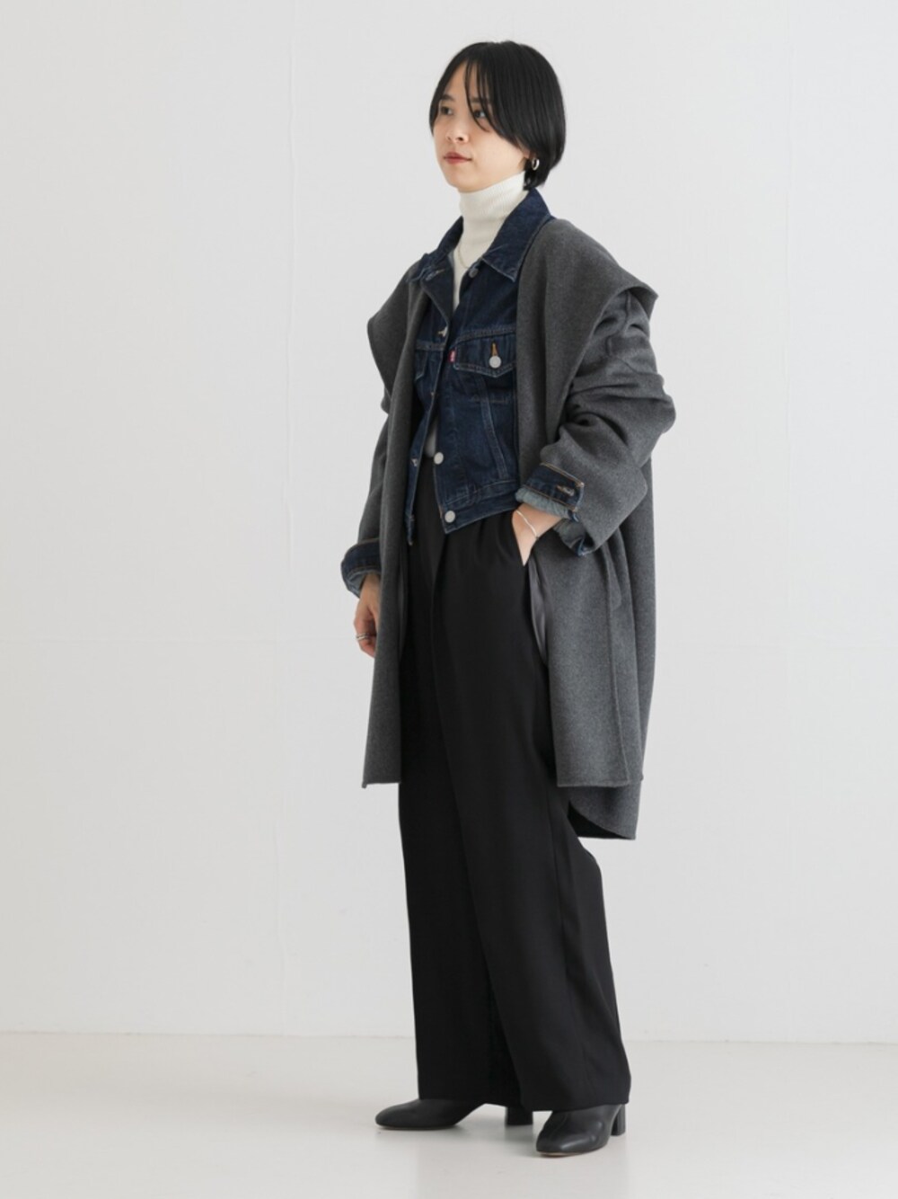 ブルー系のデニムジャケット、グレー系のその他アウター、ブラック系のその他パンツを着用したレディースの夏コーディネートの1枚目の写真