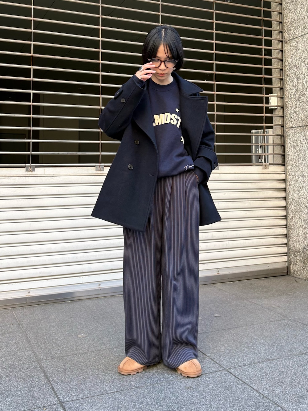 その他のその他パンツ、ブルー系のピーコート、ブルー系のピーコートを着用したレディースの秋コーディネートの1枚目の写真