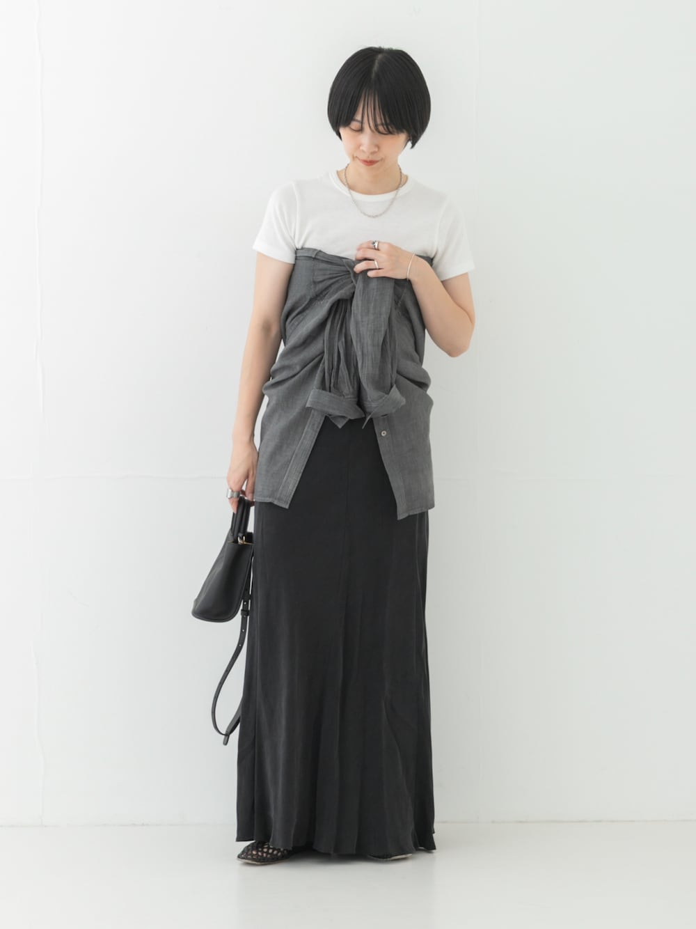ホワイト系のTシャツ/カットソー、グレー系のシャツ/ブラウス、ブラック系のハンドバッグを着用したレディースの夏コーディネートの1枚目の写真