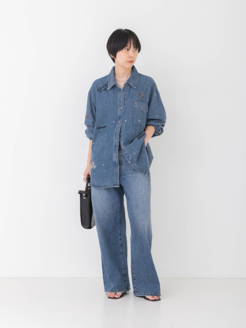ブルー系のシャツ/ブラウス、ブルー系のデニムパンツ、ブラック系のショルダーバッグを着用したレディースの夏コーディネートの1枚目の写真