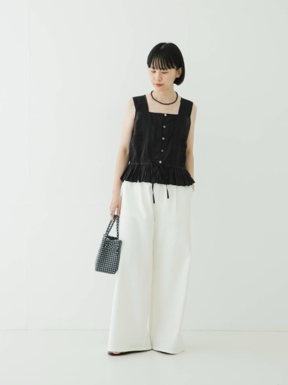 ブラック系のシャツ/ブラウス、ホワイト系のデニムパンツ、その他のトートバッグを着用したレディースの夏コーディネートの1枚目の写真