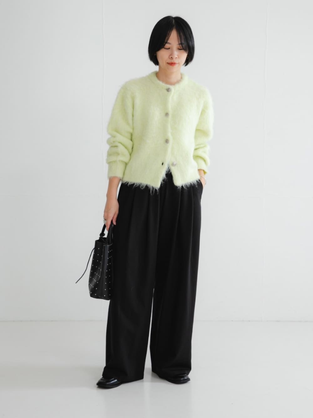 グリーン系のカーディガン/ボレロ、ブラック系のトートバッグ、ブラック系のその他パンツを着用したレディースの秋コーディネートの1枚目の写真