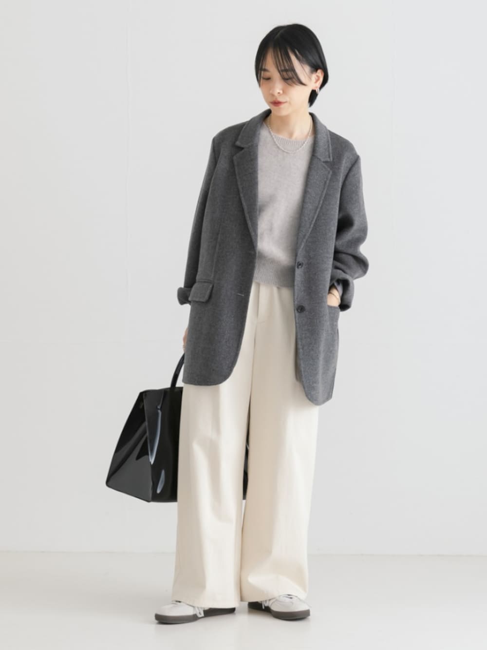 ベージュ系のその他パンツ、グレー系のベスト、グレー系のその他アウターを着用したレディースの夏コーディネートの1枚目の写真