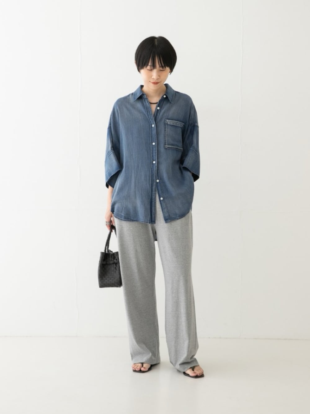 ブルー系のシャツ/ブラウス、ブラック系のトートバッグ、グレー系のその他パンツを着用したレディースの夏コーディネートの1枚目の写真