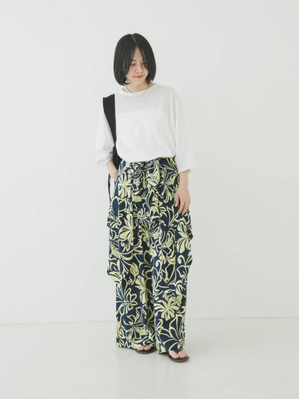 ホワイト系のTシャツ/カットソー、ブルー系のシャツ/ブラウス、ブルー系のその他パンツを着用したレディースの春コーディネートの1枚目の写真