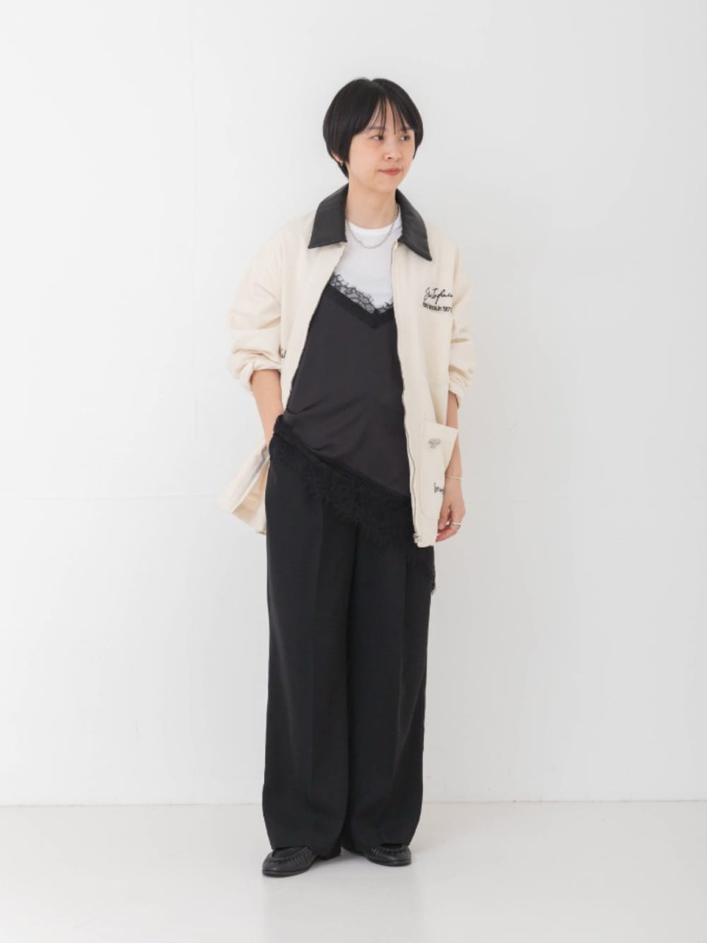 ブラック系のその他パンツ、ブラック系のキャミソール、ベージュ系のカバーオールを着用したレディースの夏コーディネートの1枚目の写真