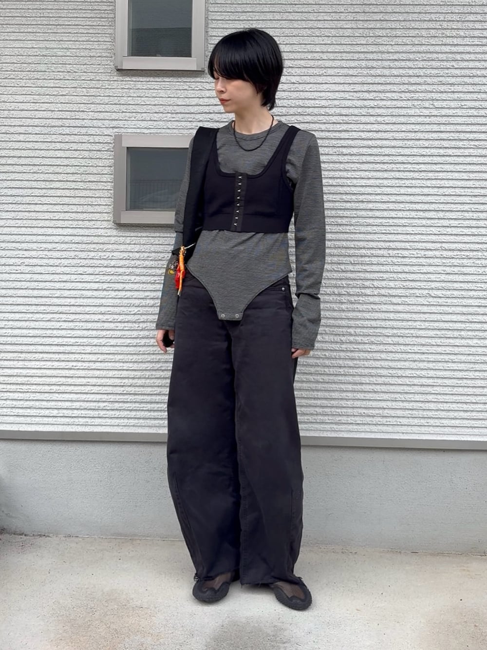 ブラック系のTシャツ/カットソー、ブラック系のニット/セーターを着用したレディースの秋コーディネートの1枚目の写真