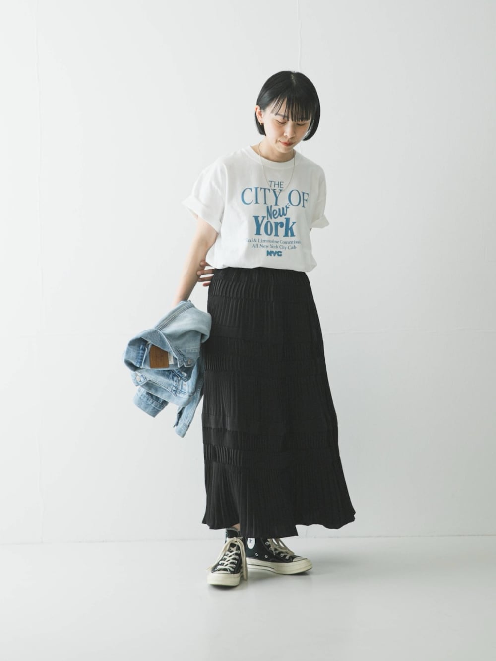 ブルー系のTシャツ/カットソー、ブルー系のデニムジャケット、ブラック系のスカートを着用したレディースの春コーディネートの1枚目の写真