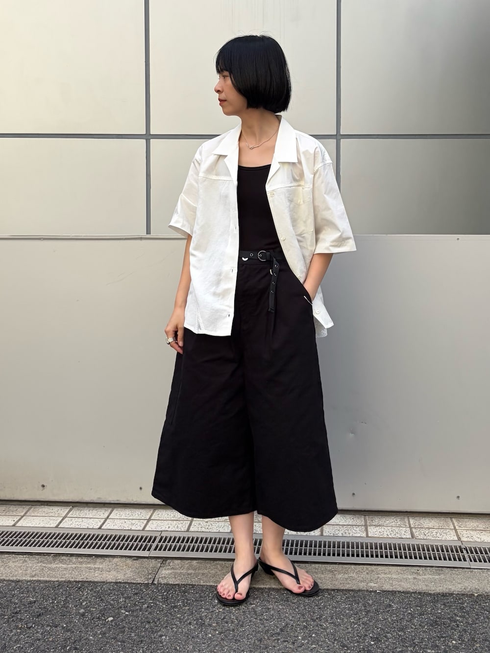 ホワイト系のシャツ/ブラウス、ブラック系のその他パンツ、ブラック系のサンダルを着用したレディースの夏コーディネートの1枚目の写真