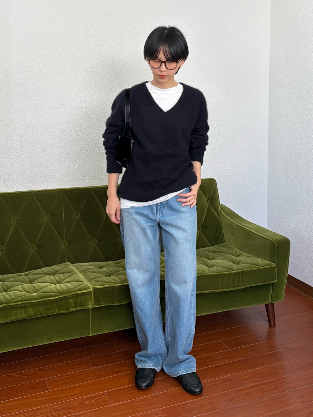 ブラック系のローファー、ブルー系のデニムパンツ、ブルー系のニット/セーターを着用したレディースの秋コーディネートの1枚目の写真