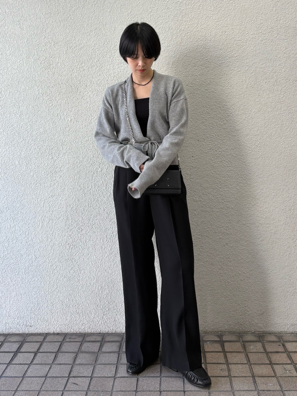 グレー系のカーディガン/ボレロ、ブラック系のその他パンツ、ブラック系のローファーを着用したレディースの秋コーディネートの1枚目の写真