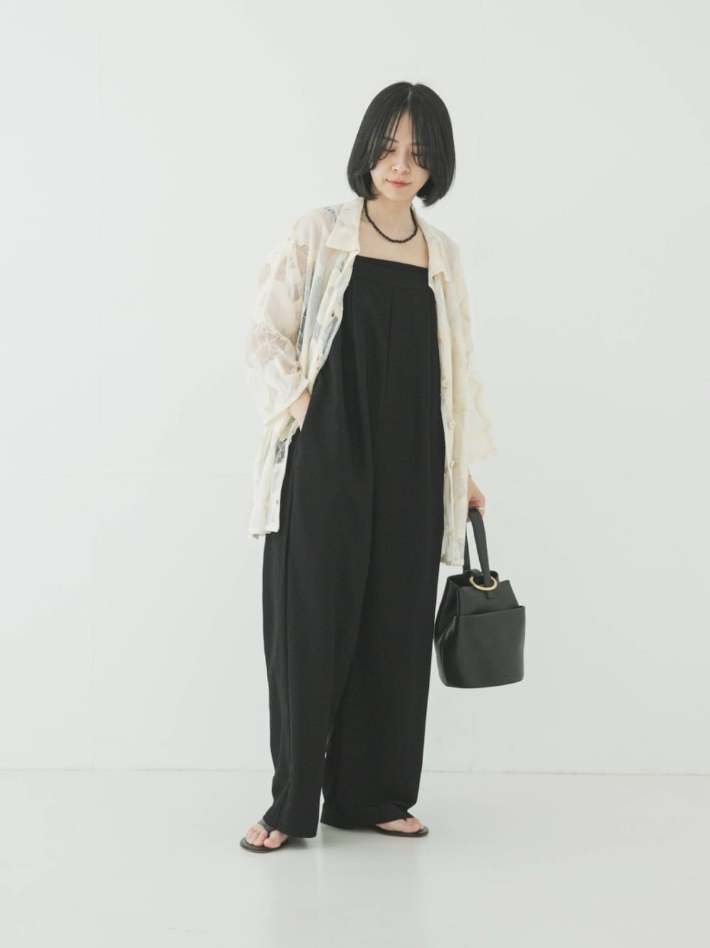 ホワイト系のシャツ/ブラウス、ブラック系のその他パンツ、ブラック系のハンドバッグを着用したレディースの春コーディネートの1枚目の写真