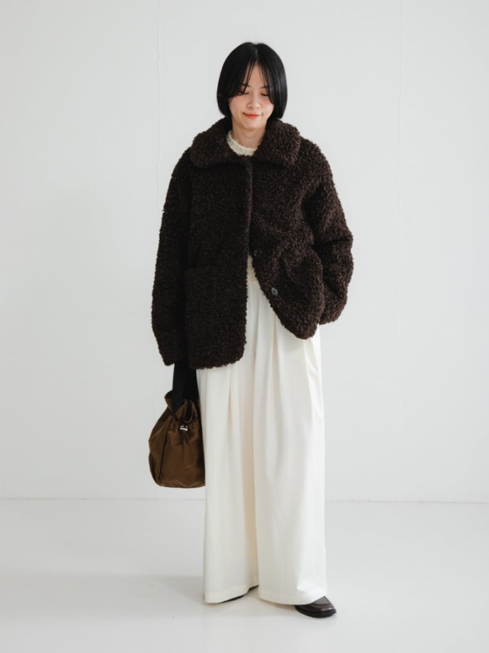 ブラウン系のその他アウター、ホワイト系のニット/セーター、ホワイト系のその他パンツを着用したレディースの冬コーディネートの1枚目の写真