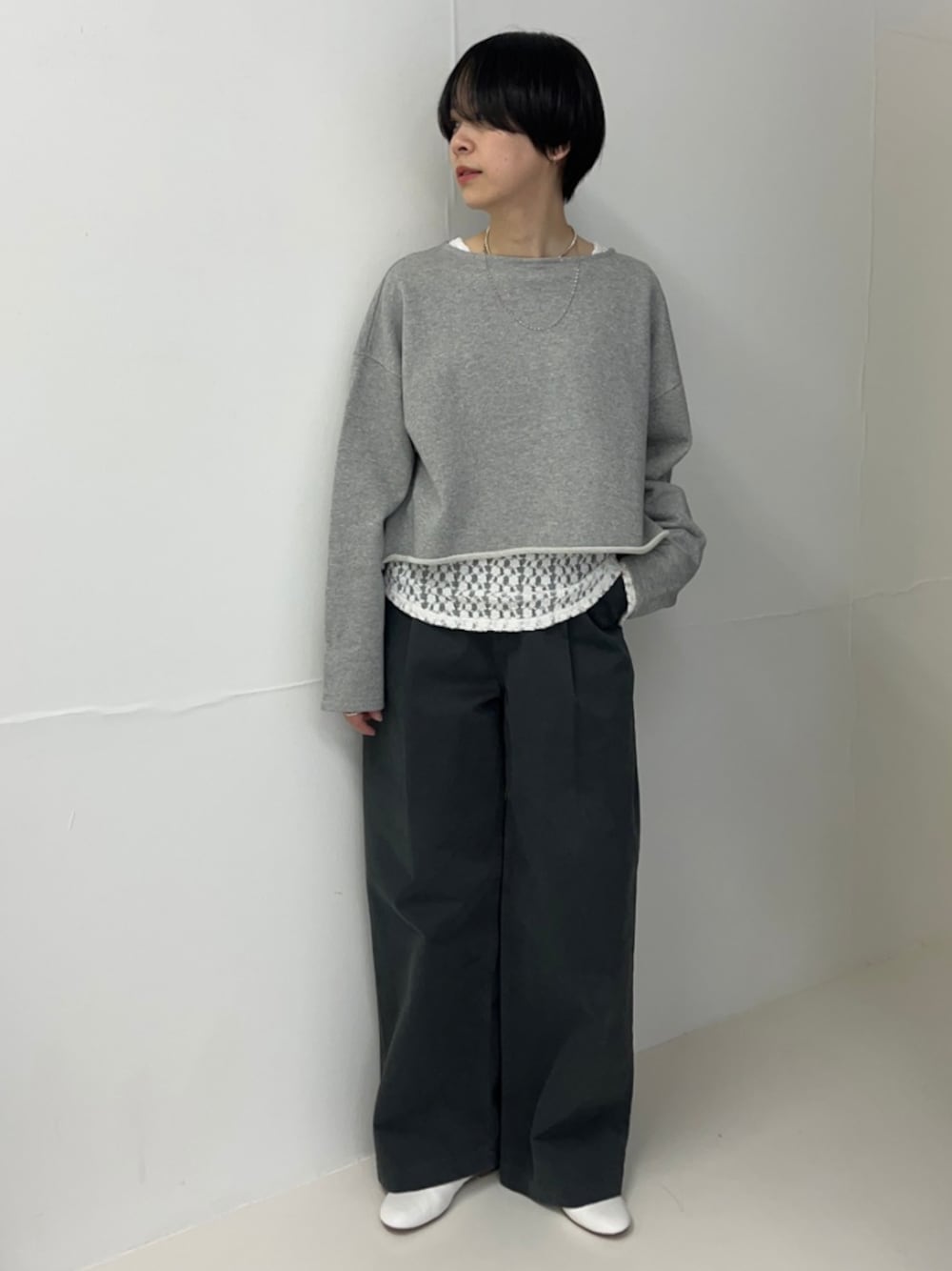 グレー系のスウェット、グレー系のその他パンツ、ホワイト系のバレエシューズを着用したレディースの春コーディネートの1枚目の写真