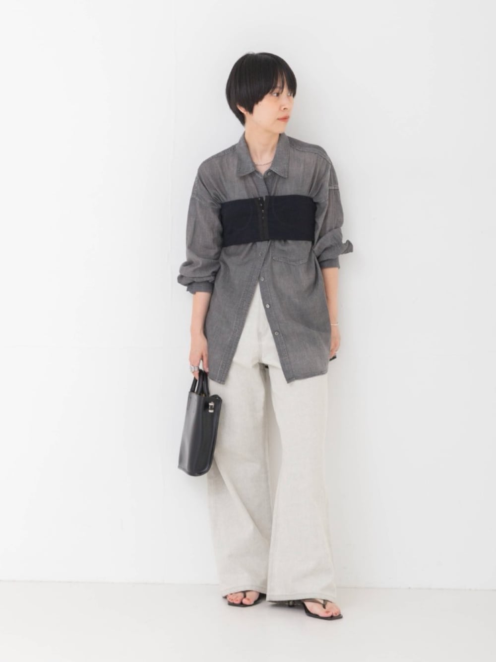 グレー系のシャツ/ブラウス、ブラック系のその他トップス、グレー系のその他パンツを着用したレディースの夏コーディネートの1枚目の写真