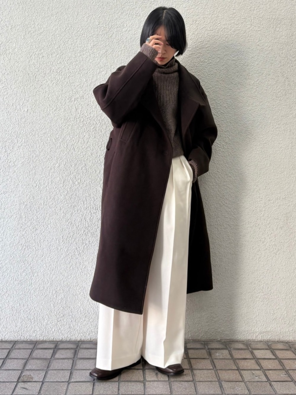 ブラウン系のニット/セーター、ブラウン系のローファー、ブラウン系のその他アウターを着用したレディースの秋コーディネートの1枚目の写真