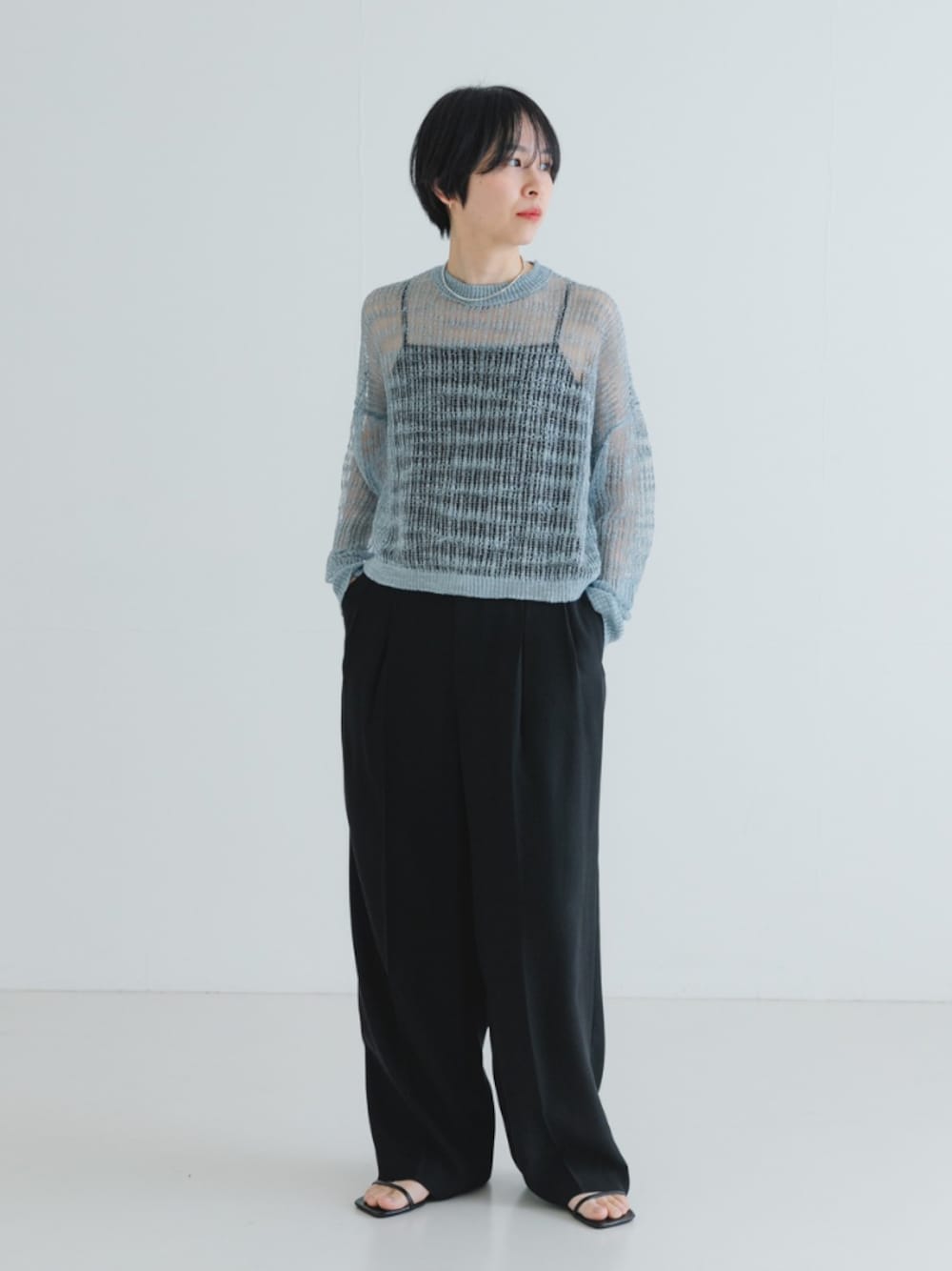 ブラック系のその他パンツ、ブルー系のニット/セーターを着用したレディースの春コーディネートの1枚目の写真