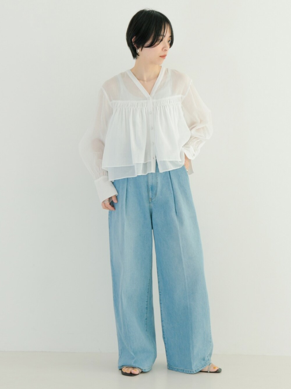 ホワイト系のシャツ/ブラウスを着用したレディースの春コーディネートの1枚目の写真