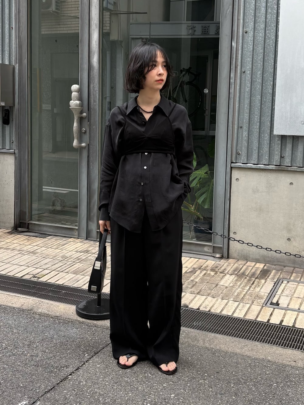 ブラック系のシャツ/ブラウス、ブラック系のその他パンツを着用したレディースの春コーディネートの1枚目の写真