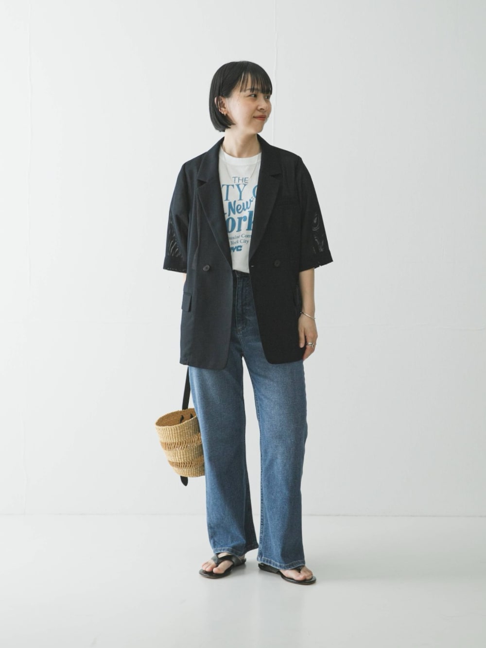 ブルー系のその他アウター、ブルー系のTシャツ/カットソー、ブルー系のデニムパンツを着用したレディースの春コーディネートの1枚目の写真