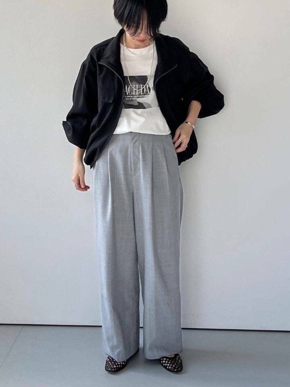 グレー系のその他パンツ、ブラック系のブルゾンを着用したレディースの冬コーディネートの1枚目の写真