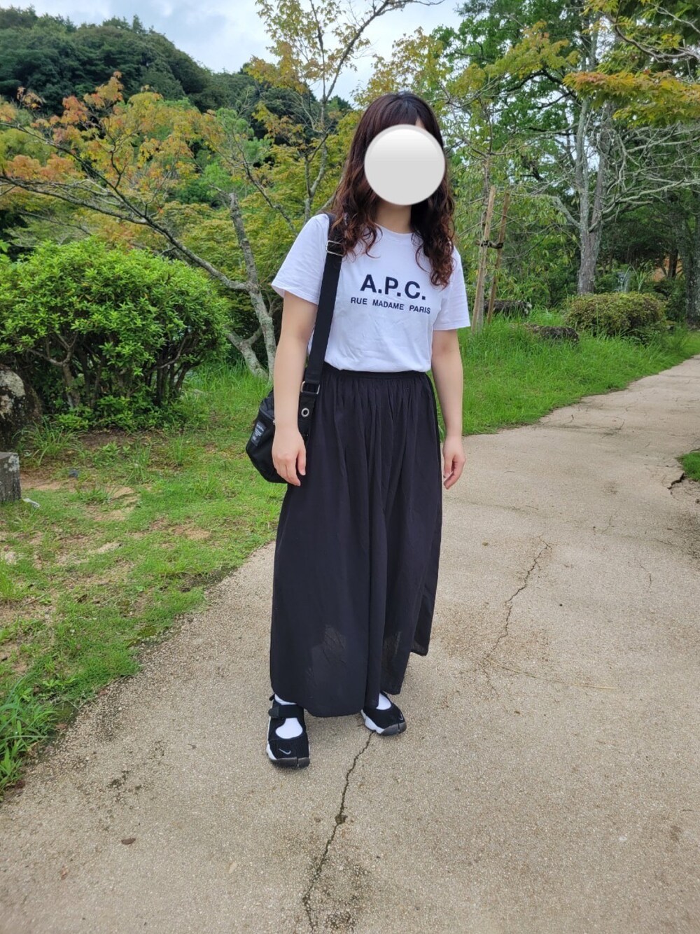 「休日スタイル、モノクロコーデ、シロクロ、無印良品、A.P.C.」｜「A.P.C.のT-SHIRT RUE MADAME HOMME JPS（Tシャツ/カットソー、ホワイト系）」を使った、hhhさん（レディース・154cm）の秋コーディネートの1枚目の写真