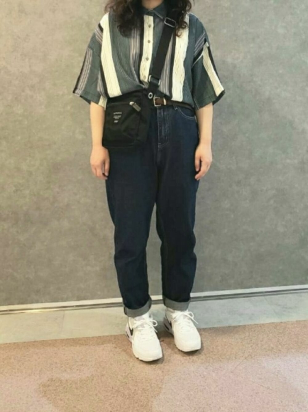 「柄シャツ、NIKE、マリメッコ(marimekko)」｜「classicalelfの【family+】ゆるっと穿くルーズバルーンのテーパードパンツ（デニムパンツ、ホワイト系）」を使った、hhhさん（レディース・154cm）の夏コーディネートの1枚目の写真