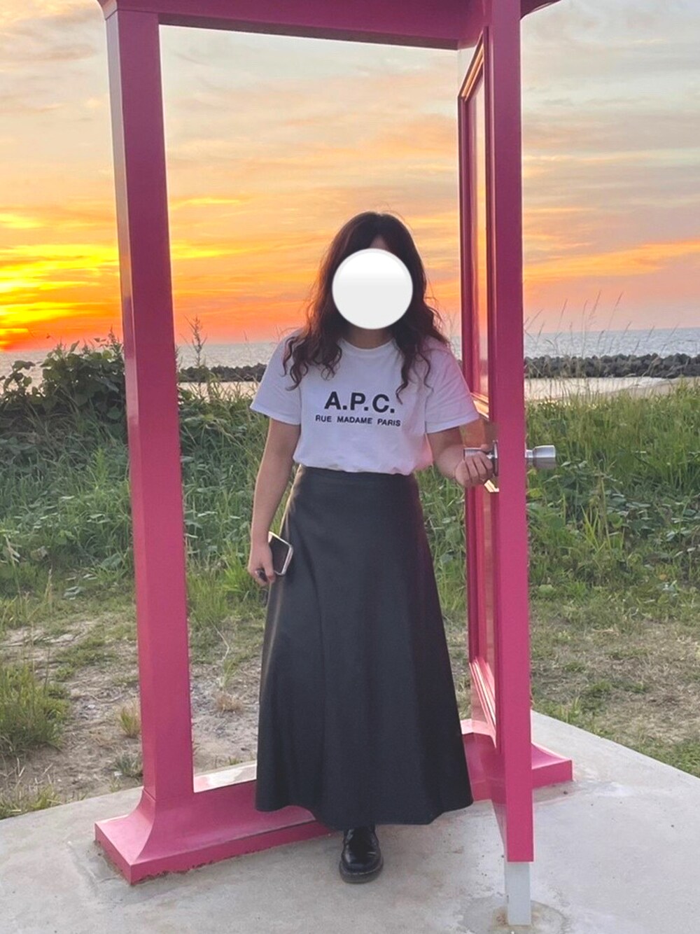 「白Tシャツ、A.P.C.、ドクターマーチン、Ray Cassin、モノトーン、白黒」｜「A.P.C.のT-SHIRT RUE MADAME FEMME JPS（Tシャツ/カットソー、ホワイト系）」を使った、hhhさん（レディース・154cm）の秋コーディネートの1枚目の写真