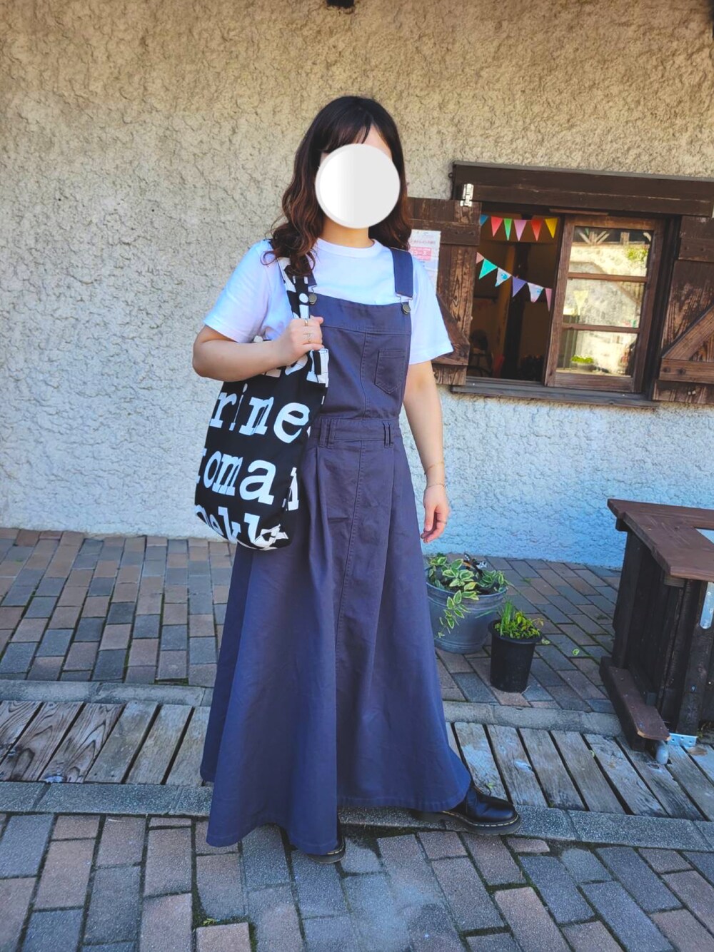 「サロペットスカート、ドクターマーチン、マリメッコ(marimekko)、シンプルコーデ」｜「無印良品のアイテム（Tシャツ/カットソー、ホワイト系）」を使った、hhhさん（レディース・154cm）の秋コーディネートの1枚目の写真