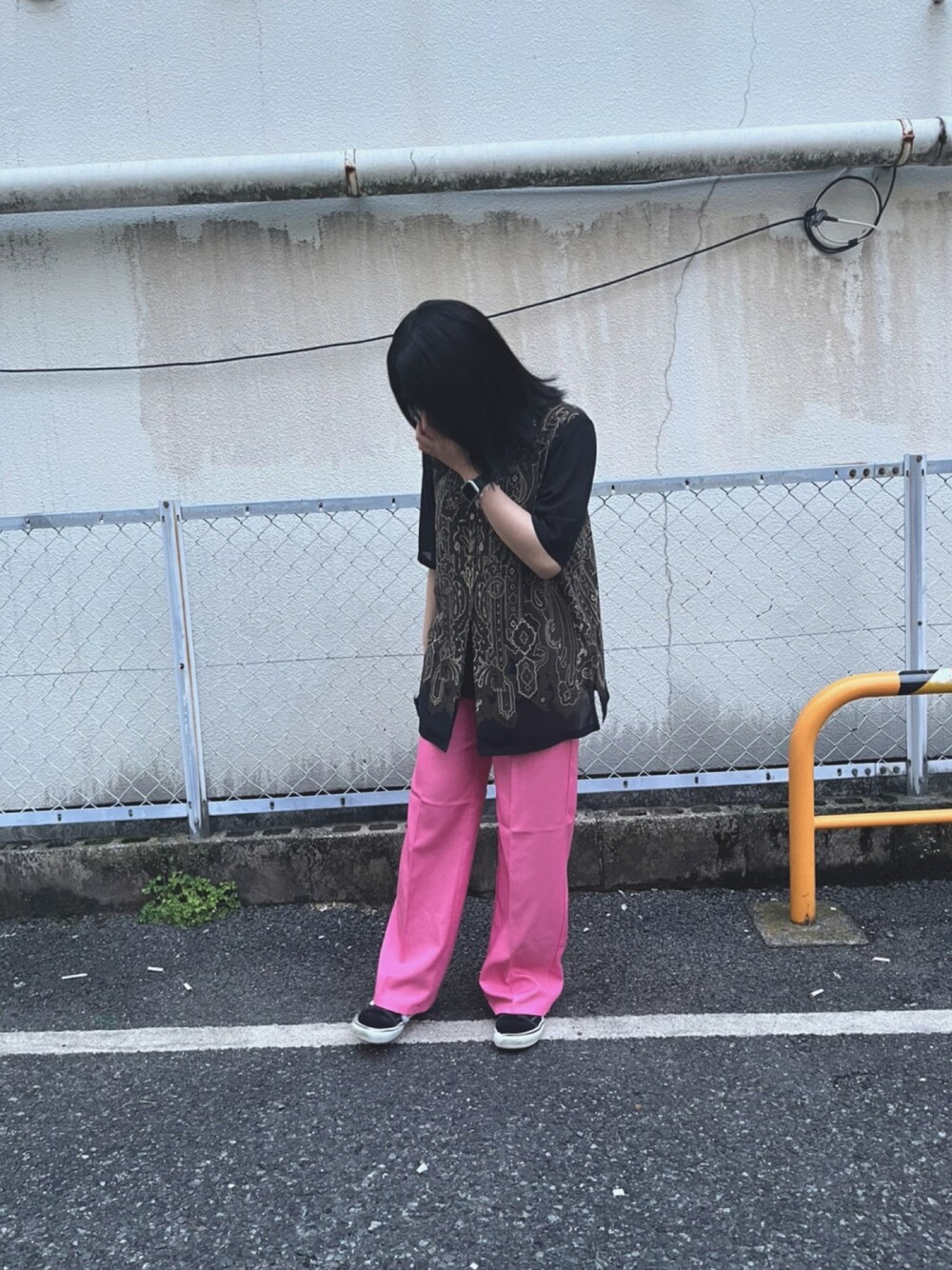 「ライブ、スニーカー、カラーパンツ、GU、古着、ラクチンコーデ、おしゃれさんと繋がりたい、シャツスタイル」｜「GUのアイテム（パンツ、ピンク系）」を使った、@otochanさん（レディース・155cm）の春コーディネートの1枚目の写真
