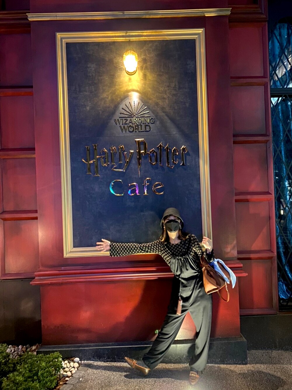 ブラック系のサロペット/オーバーオール、ブラック系のTシャツ/カットソー、ブラック系のハットを着用したレディースの夏コーディネートの1枚目の写真